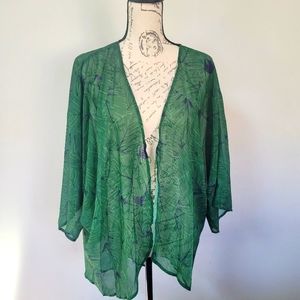 Lightweight wrap with leaf pattern in XL